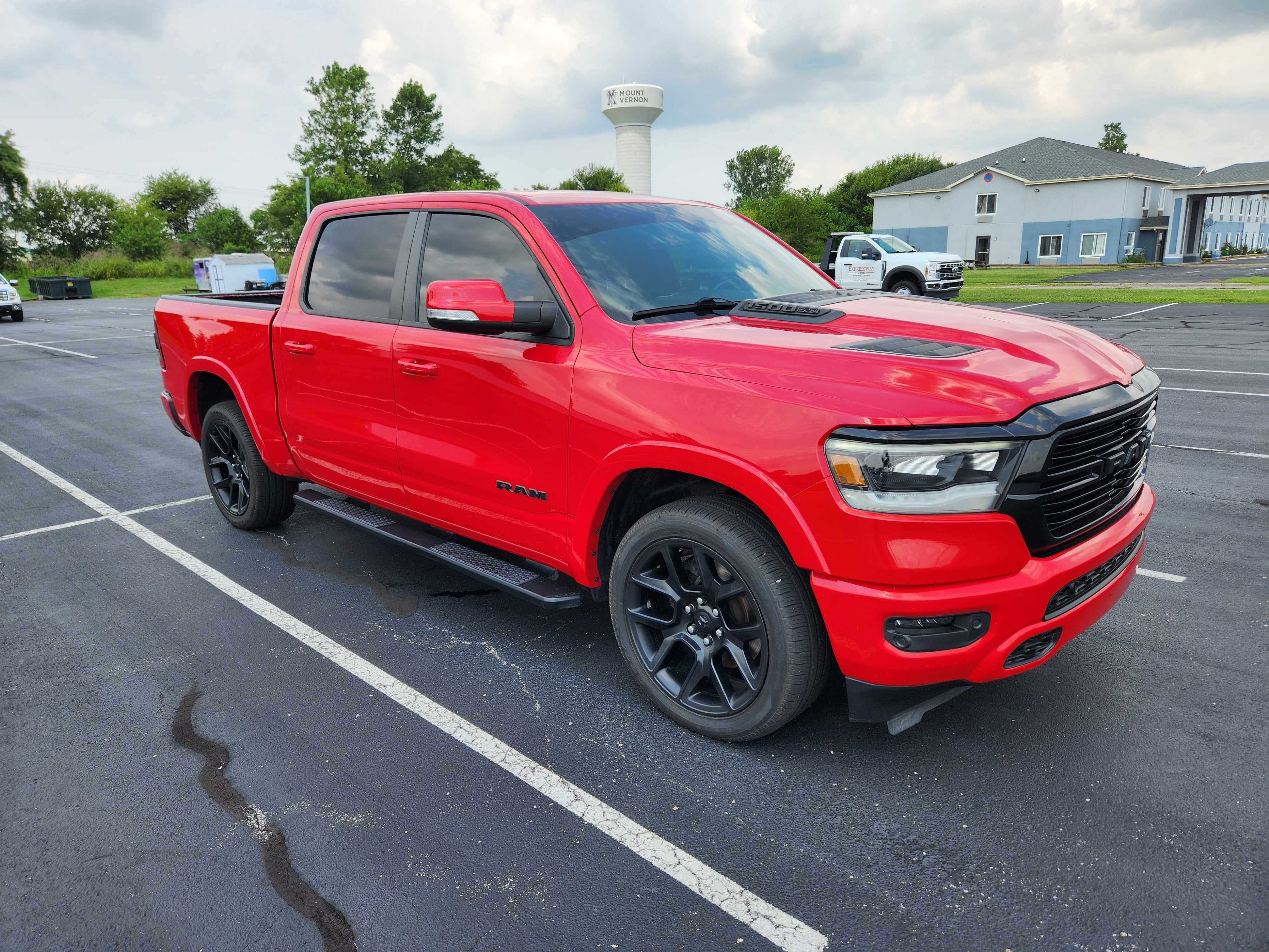 2020 RAM 1500 Laramie Crew Cab 4x4 5'7" Box