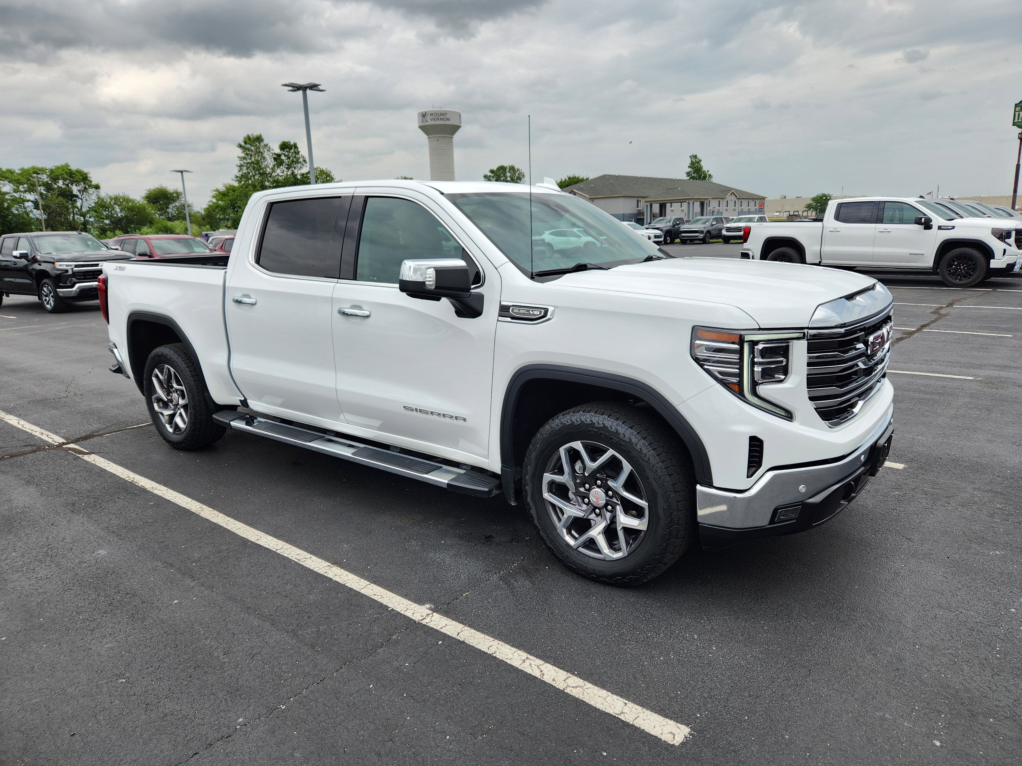 2024 GMC Sierra 4WD Crew Cab Short Box SLT's photo