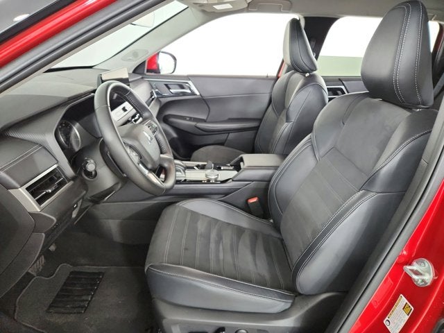 2025 Mitsubishi Outlander Base