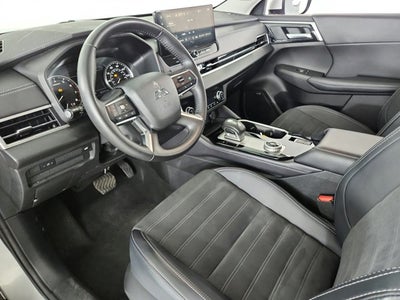 2025 Mitsubishi Outlander Base