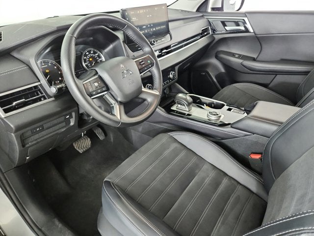 2025 Mitsubishi Outlander Base