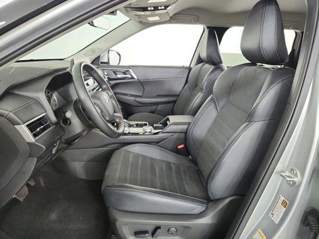 2025 Mitsubishi Outlander Base