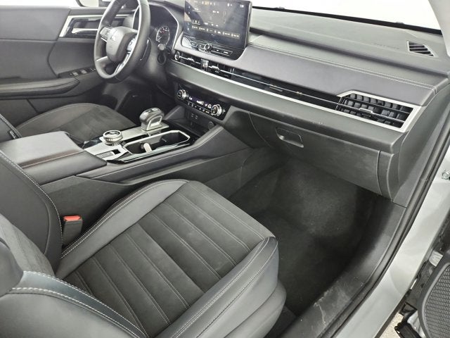 2025 Mitsubishi Outlander Base