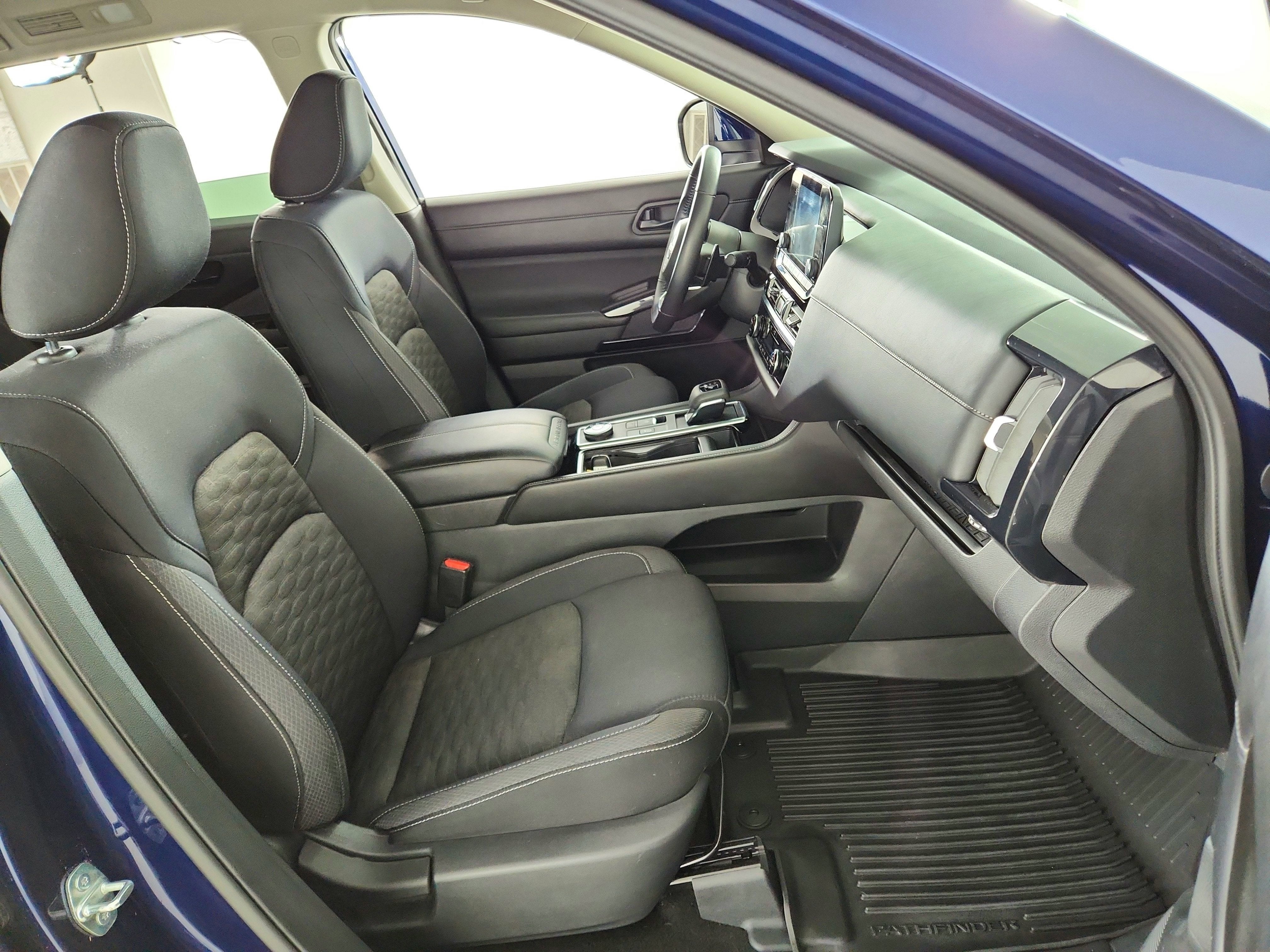 2023 Nissan Pathfinder SV