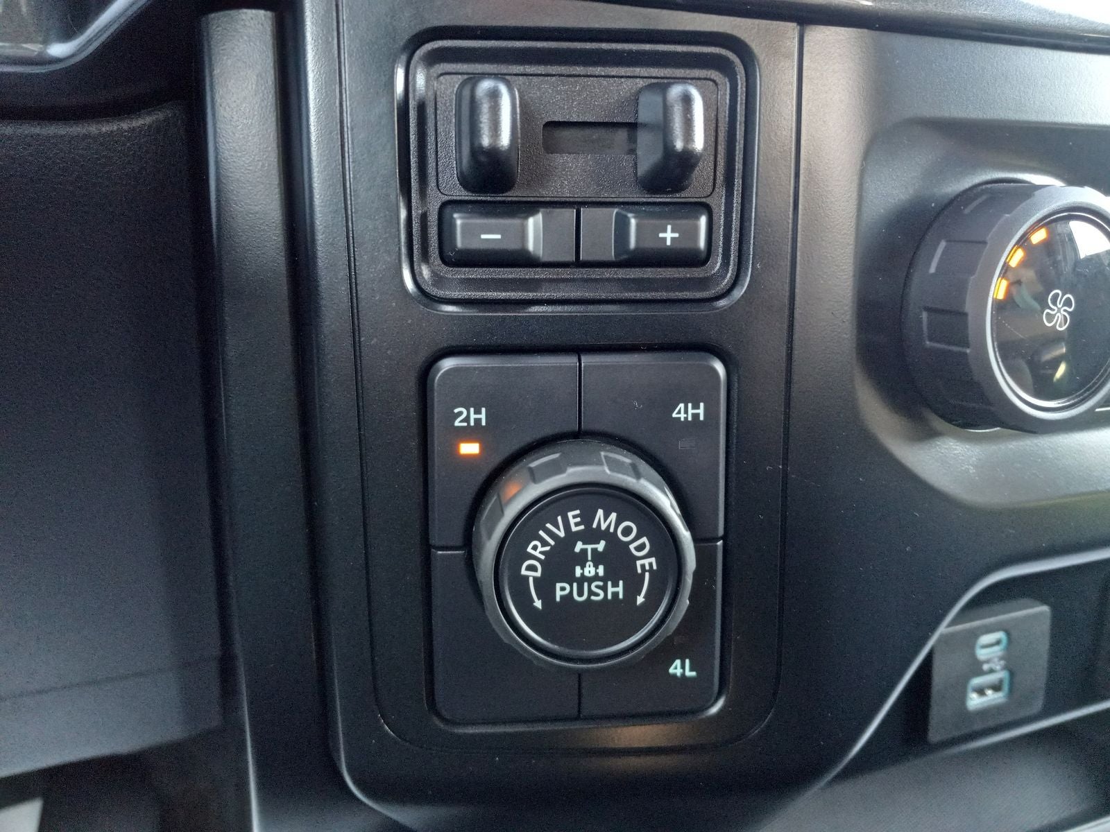 2023 Ford F-150 XL 4WD SuperCrew 5.5' Box