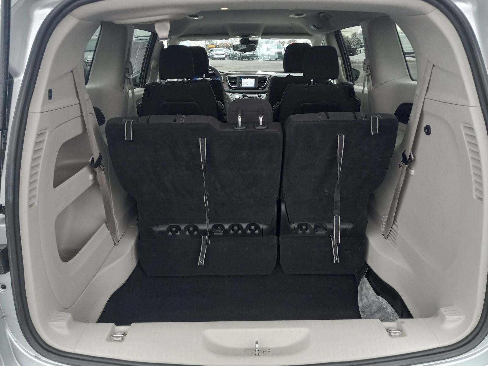 2023 Chrysler Voyager LX