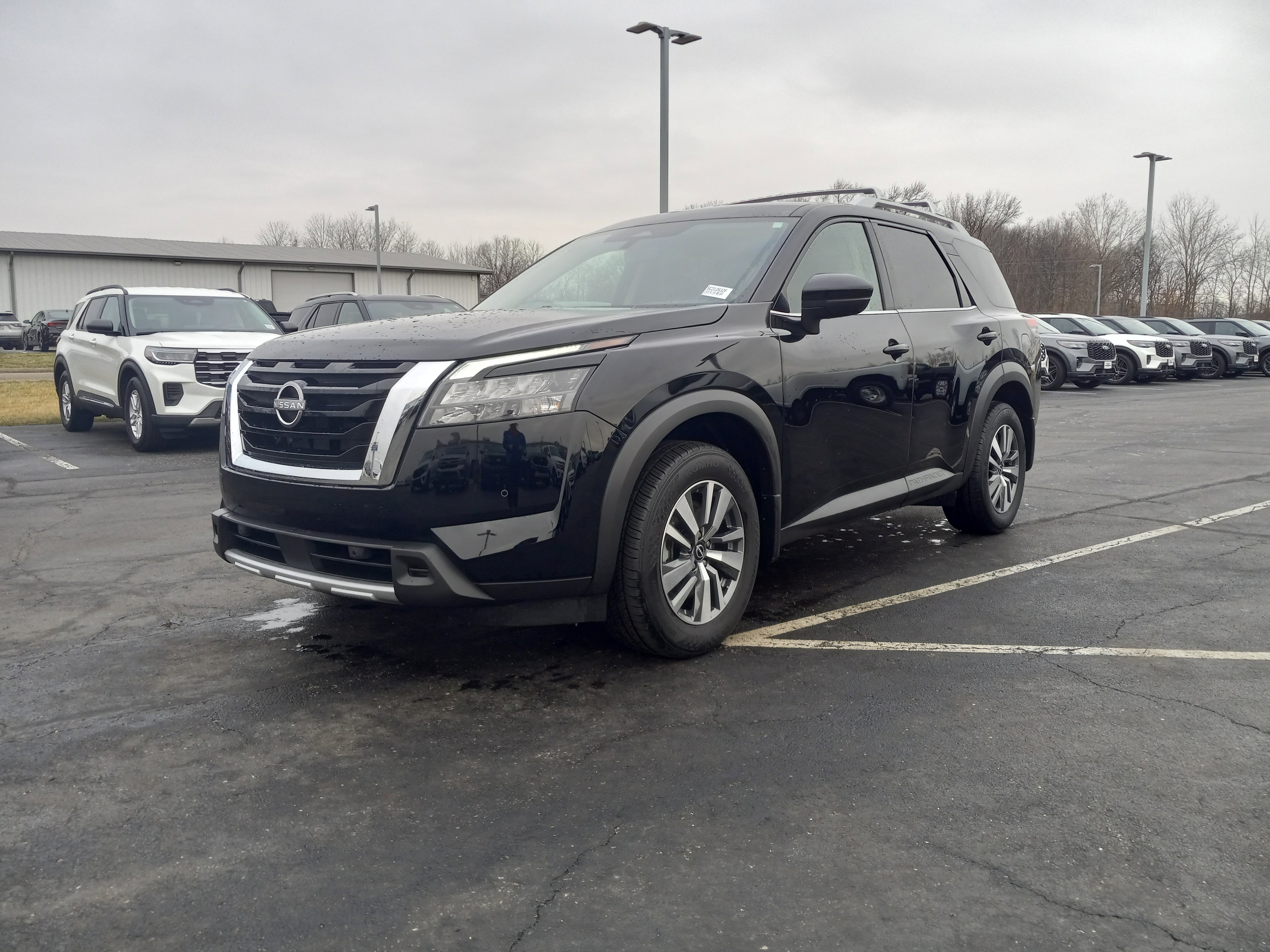 2025 Nissan Pathfinder SL