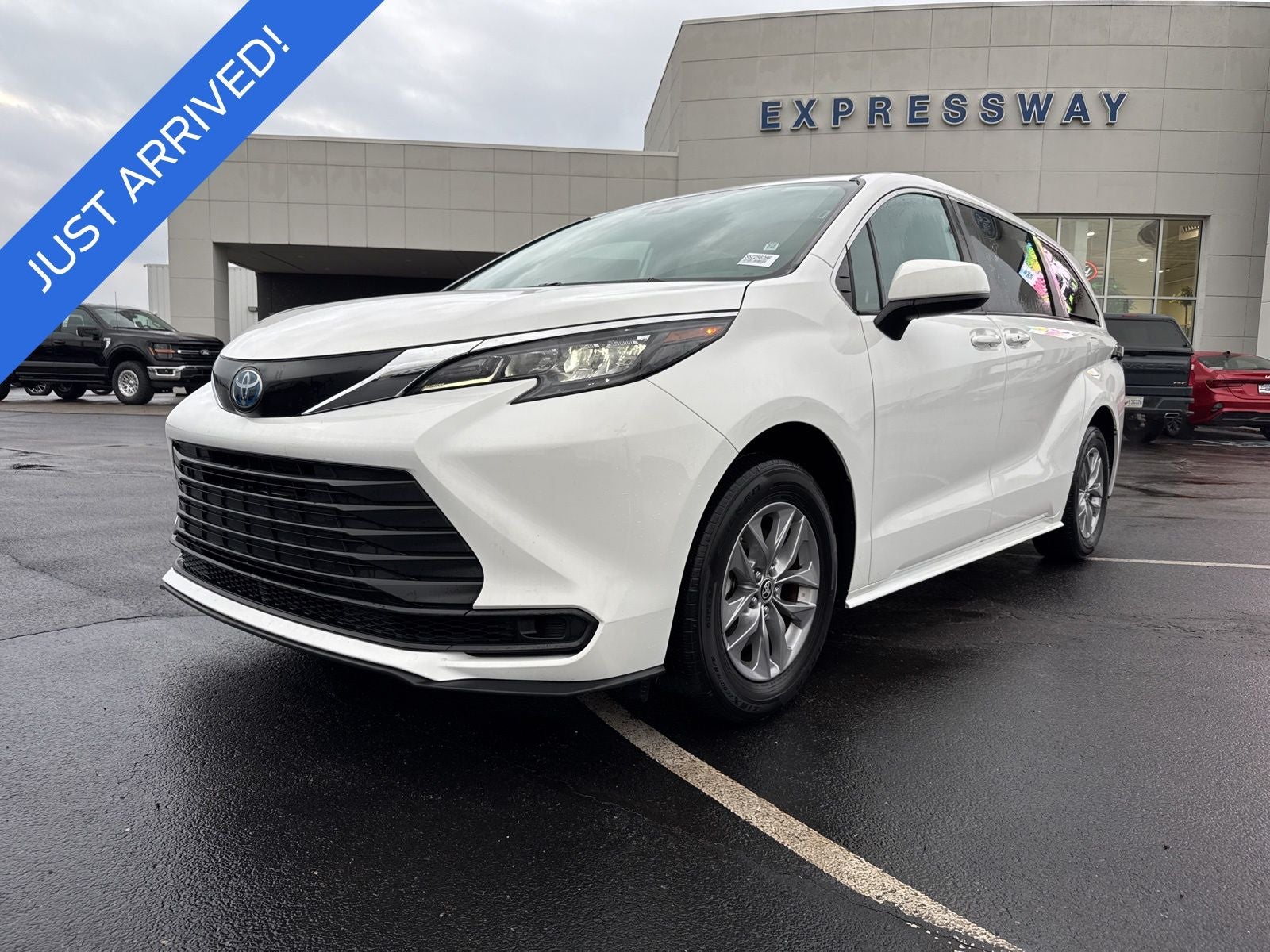 2025 Toyota Sienna LE