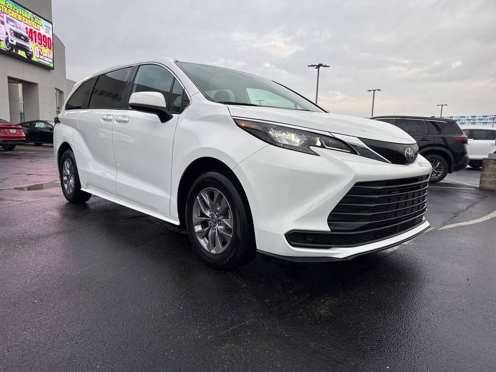 2025 Toyota Sienna LE