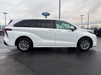 2025 Toyota Sienna LE