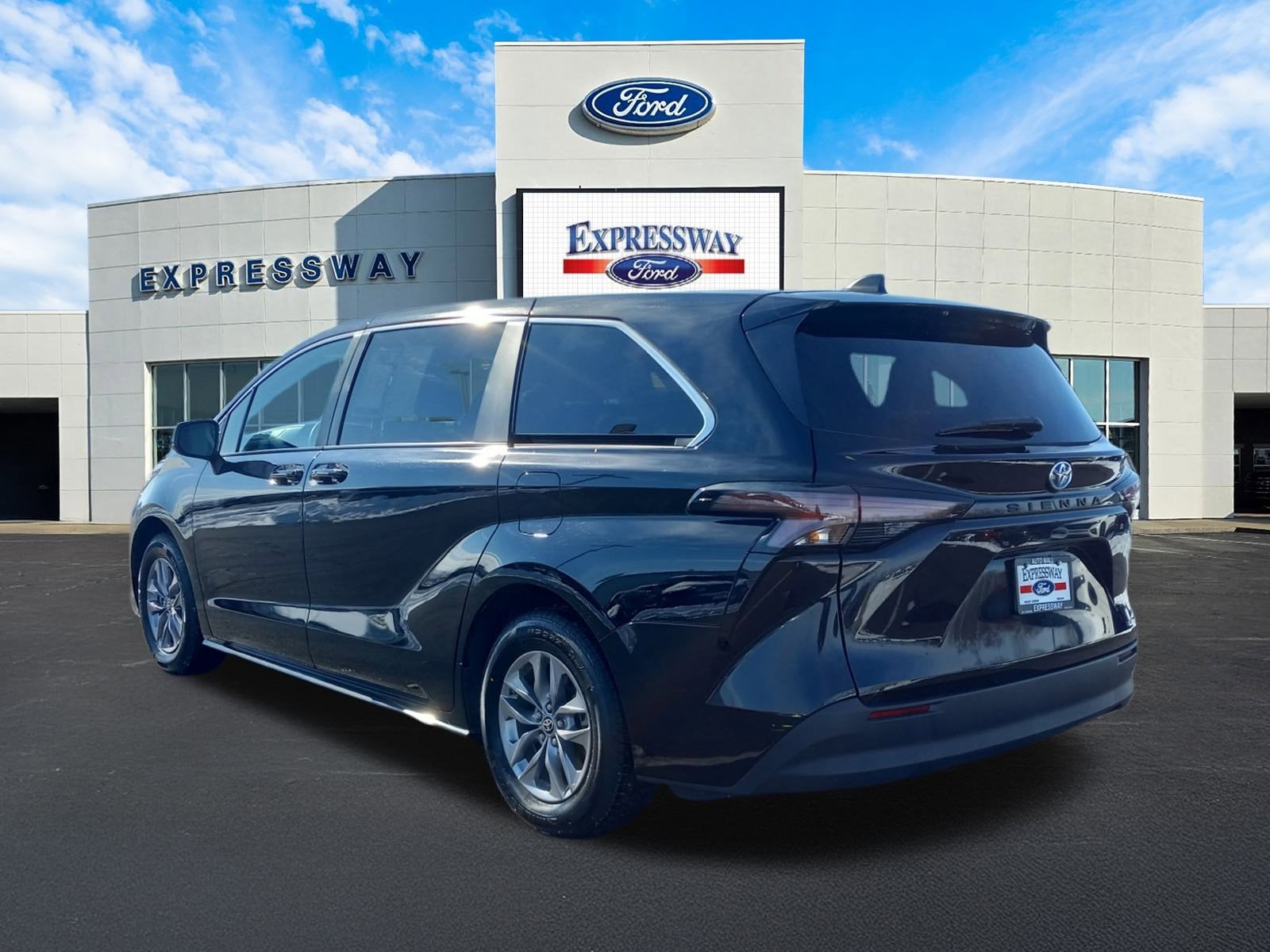 2024 Toyota Sienna LE