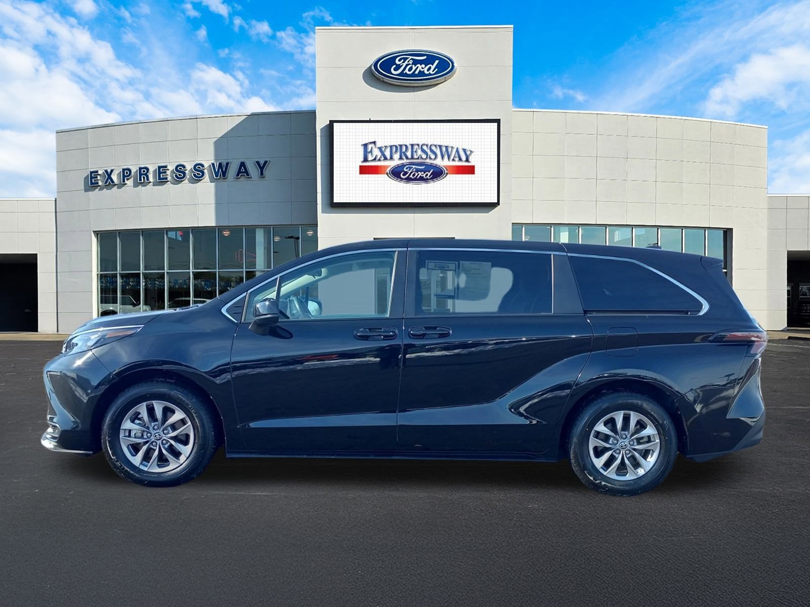 2024 Toyota Sienna LE