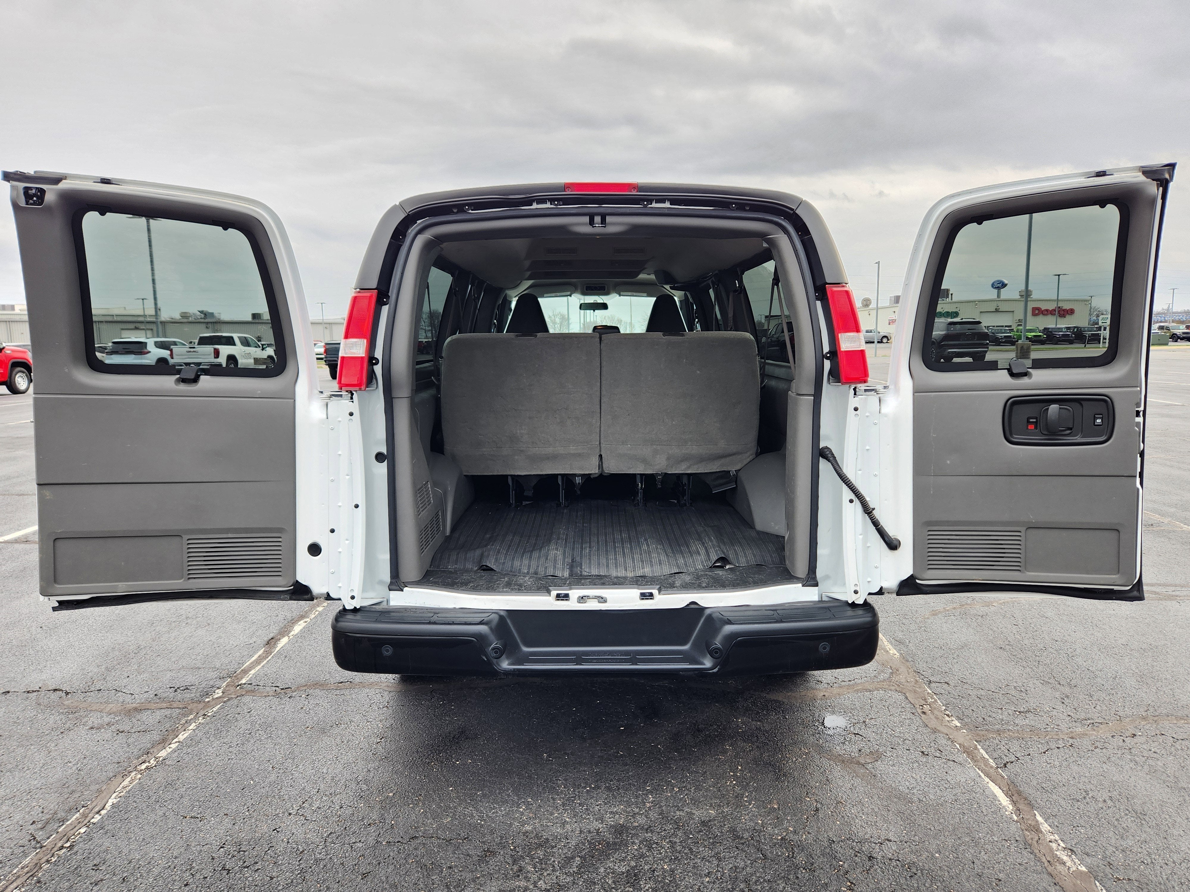 2023 Chevrolet Express Passenger 3500 1LS