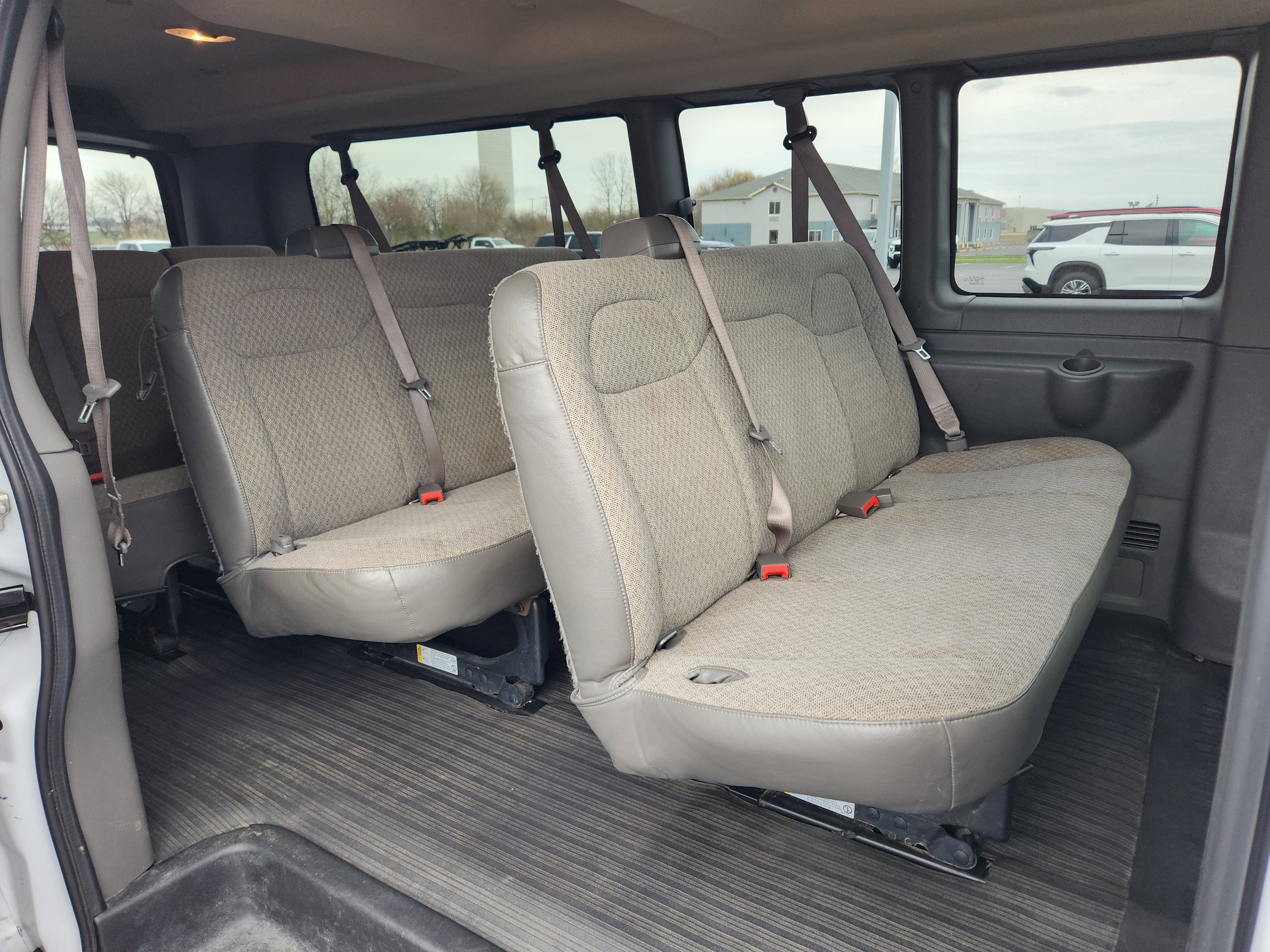 2023 Chevrolet Express Passenger 3500 1LS