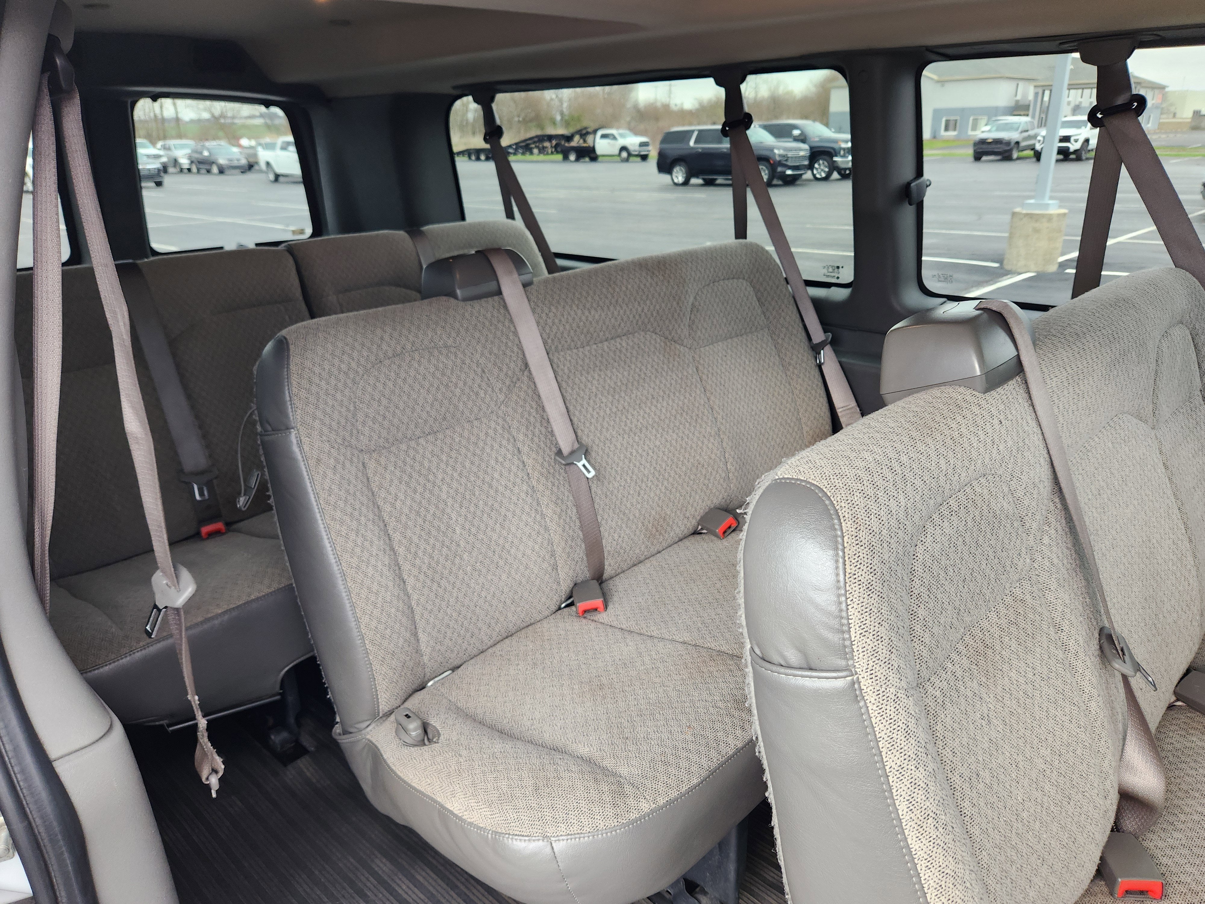 2023 Chevrolet Express Passenger 3500 1LS