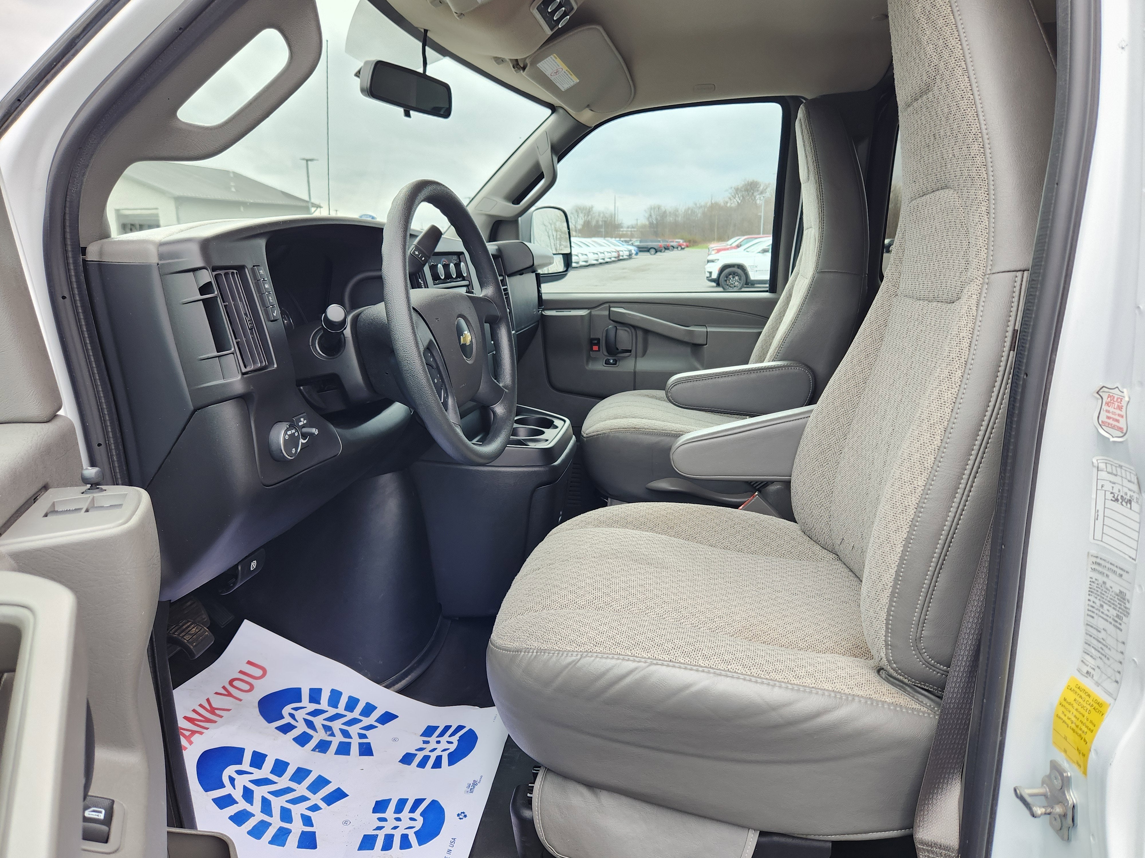 2023 Chevrolet Express Passenger 3500 1LS