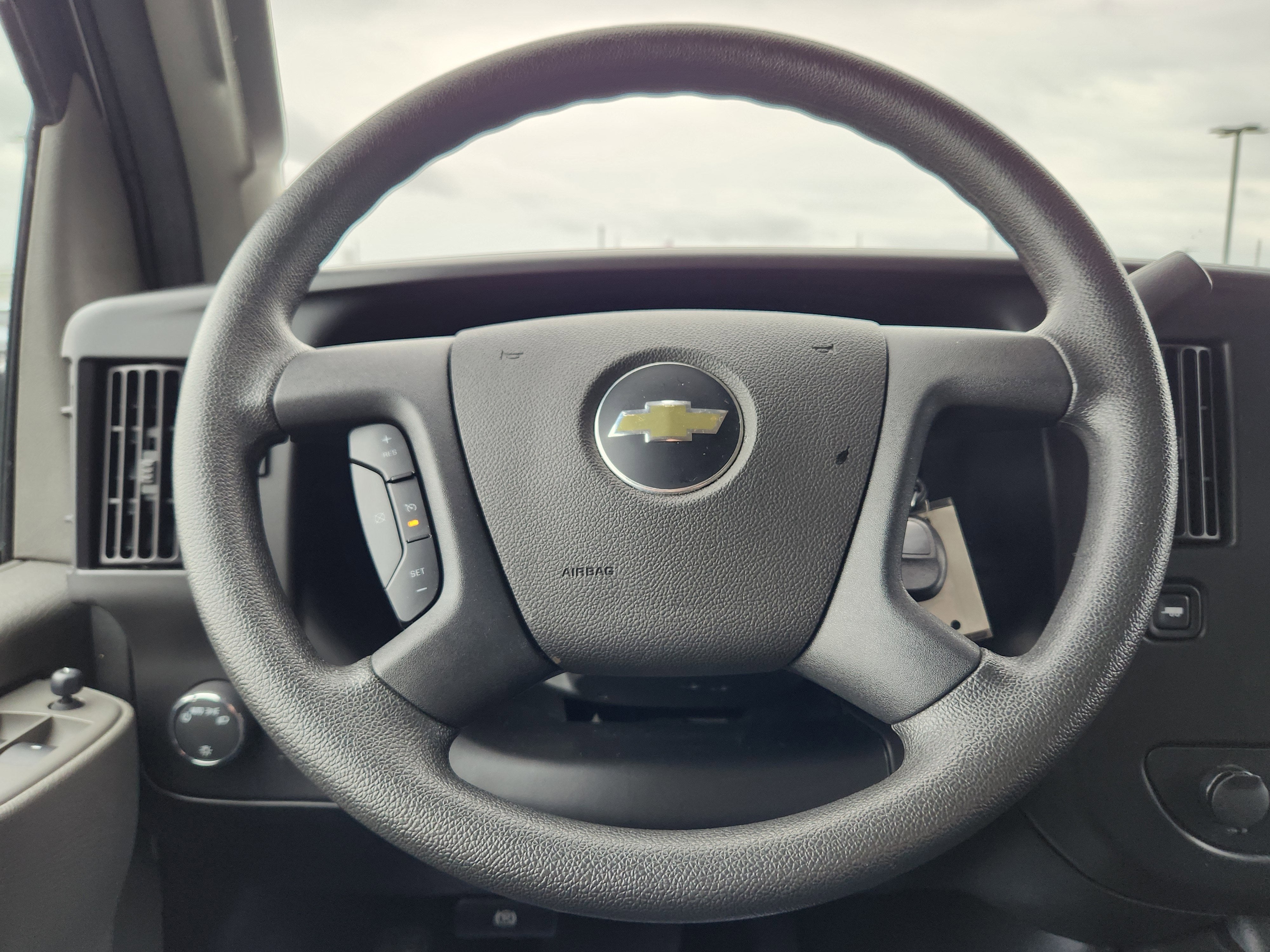 2023 Chevrolet Express Passenger 3500 1LS