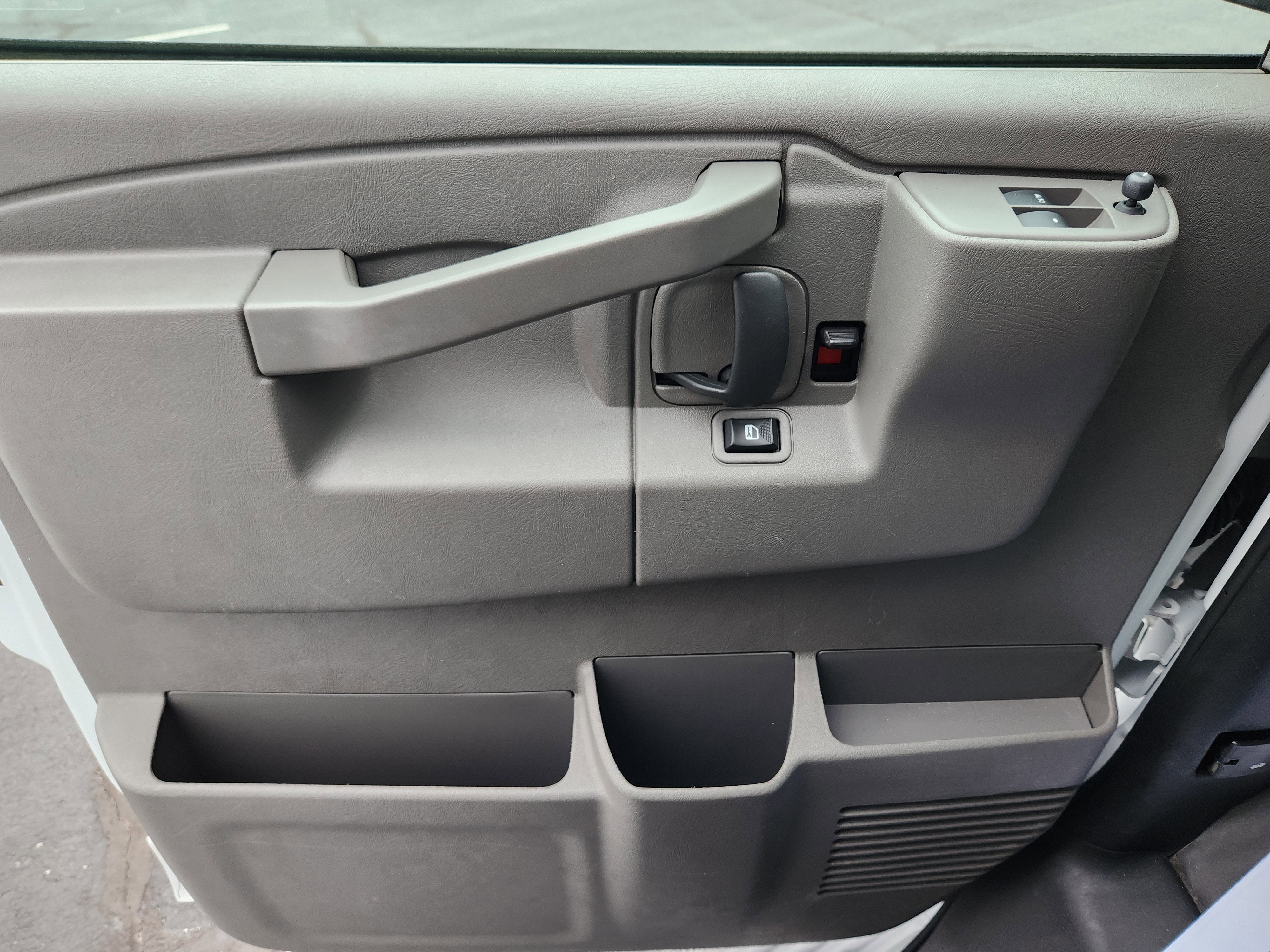 2023 Chevrolet Express Passenger 3500 1LS