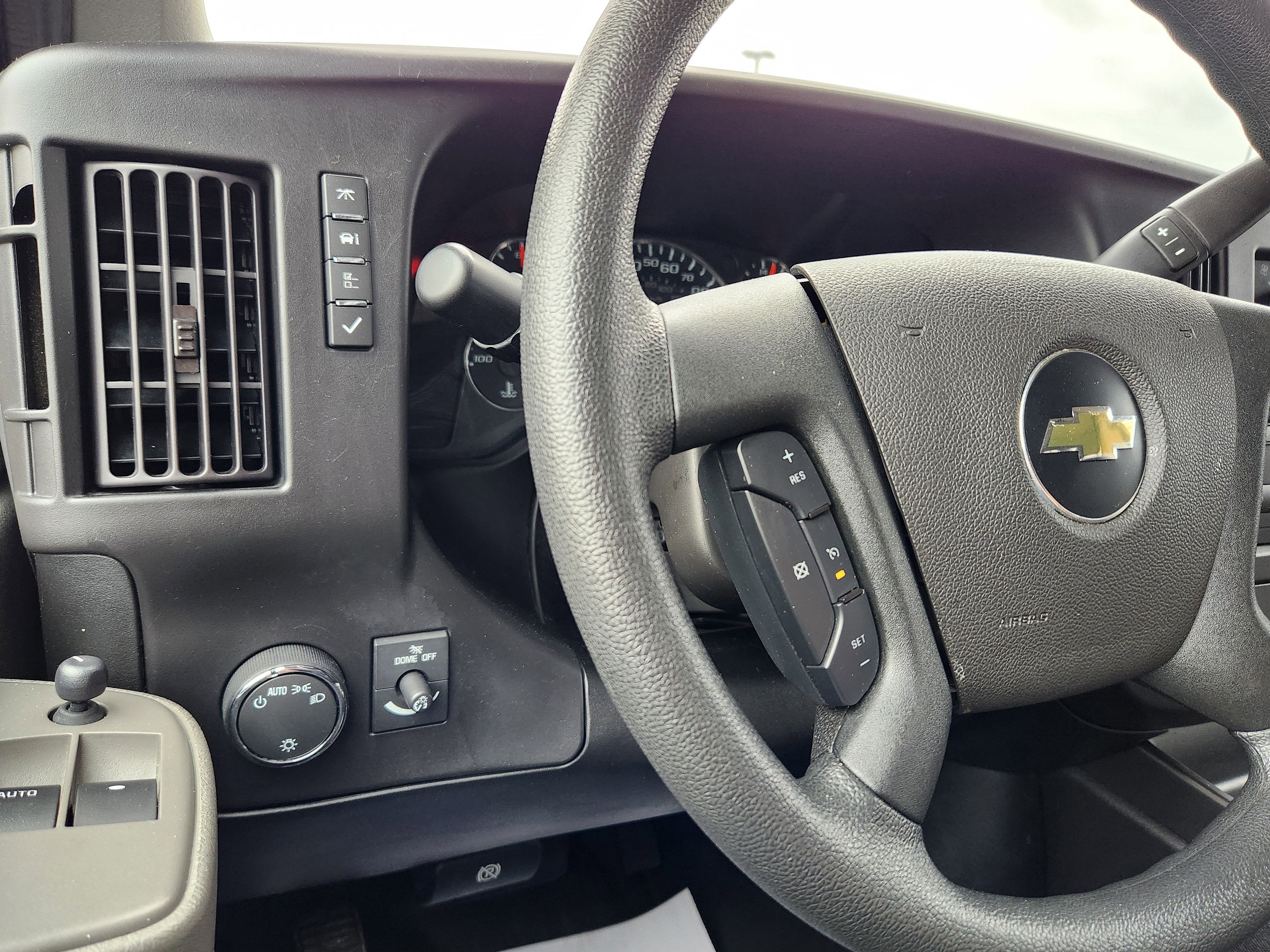 2023 Chevrolet Express Passenger 3500 1LS