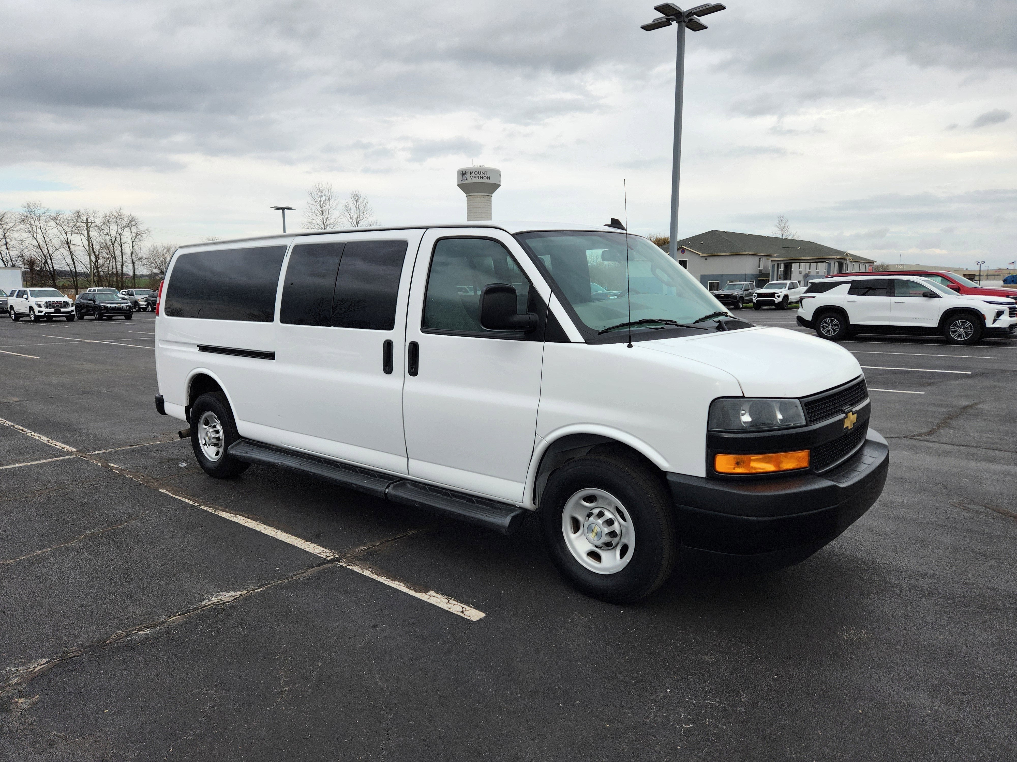 2023 Chevrolet Express Passenger 3500 1LS